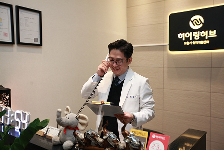 최영호 청각사의 상담 모습